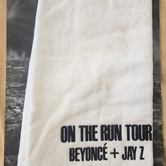 BEYONCE'S ON THE RUN TOUR TOWEL - JULY 11, 2014 - The Metlife Stadium - Picture 2 of 7